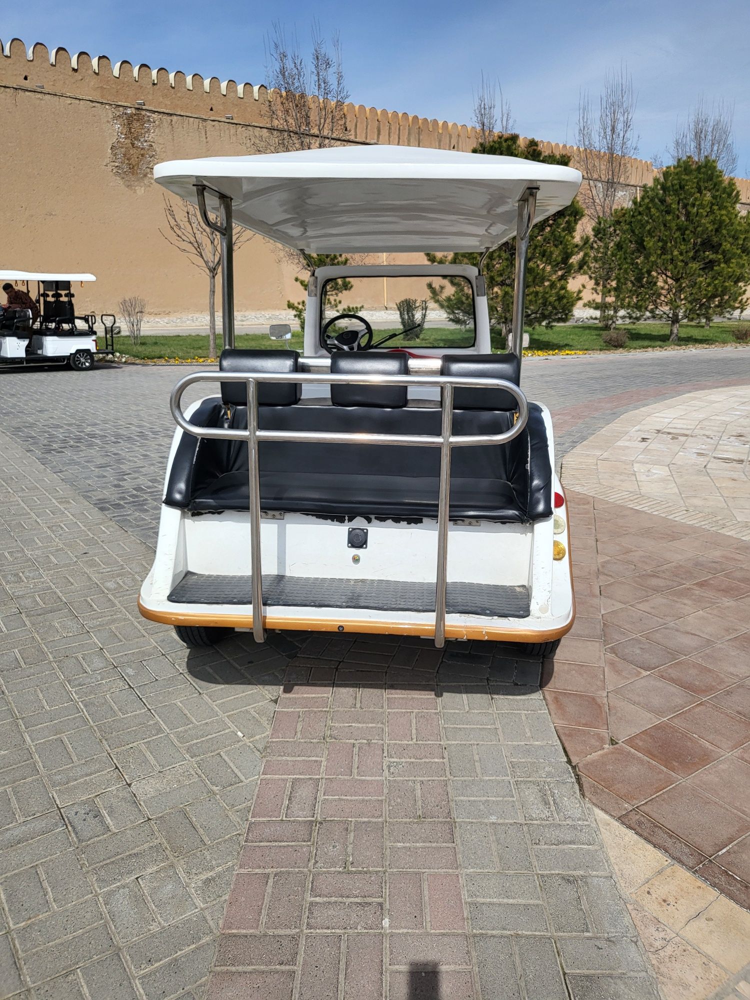 GolfCar sotiladi 12 odamlik