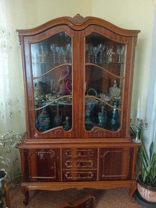 Сервант горка витрина для посуды дерево Румыния