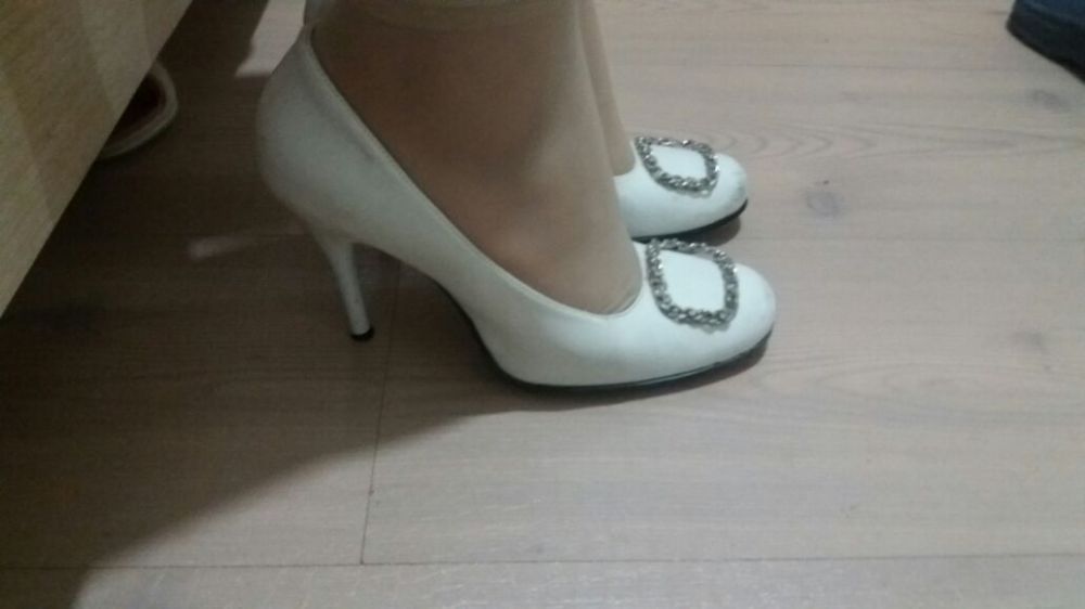 Белые туфли на каблуке 36-37 размер