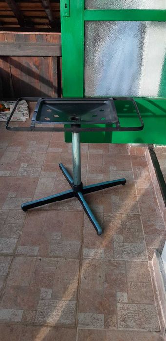 Метална помощна маса