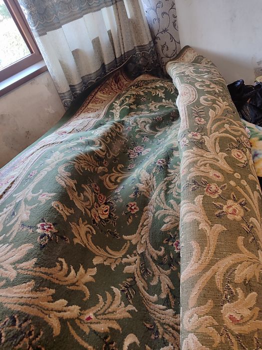 Yangi xolatdagi gilam sotiladi