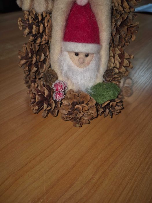 Малка коледна елхичка от шишарки