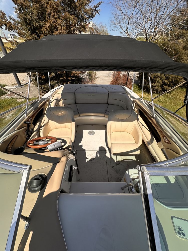 SeaRay 230 Signature Overnighter