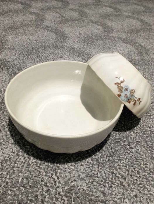 Нови и използвани чинии и купи