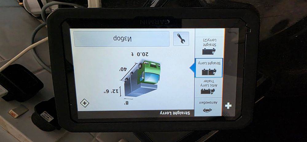 Навигация за камион Garmin Dezl 770 пълен комплект карти зацяла Европа