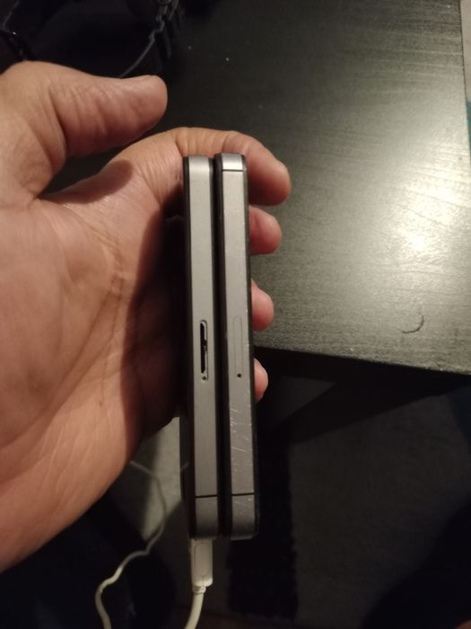 Vând iPhone 4 și 4s, două iPad 2