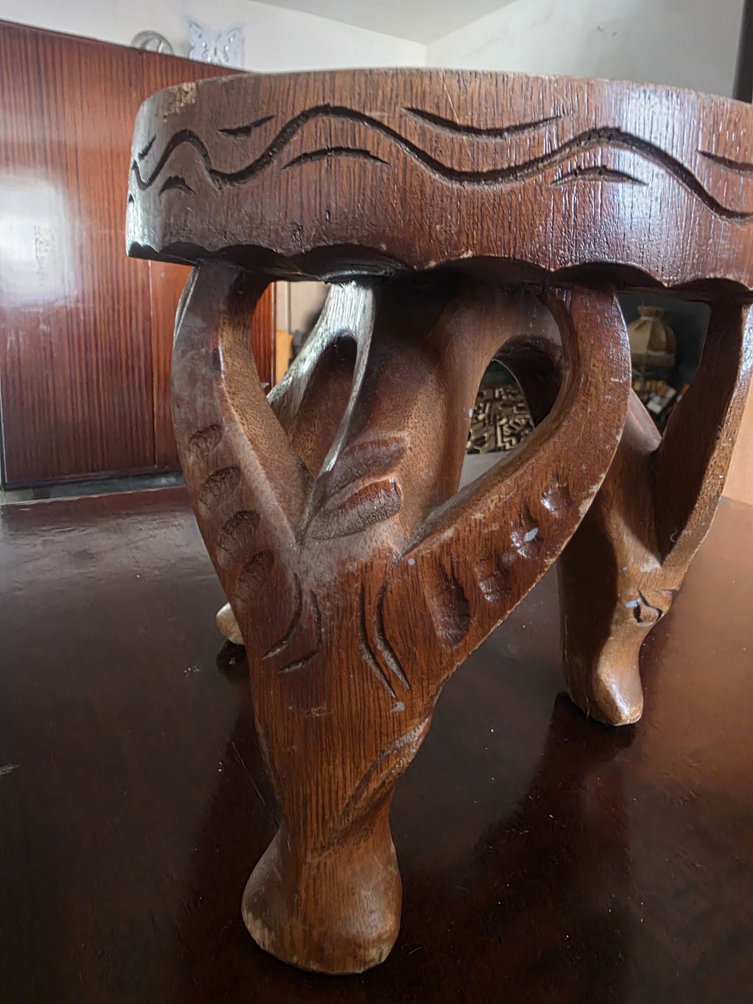 Taburet mic sculptat manual – rustic tradițional