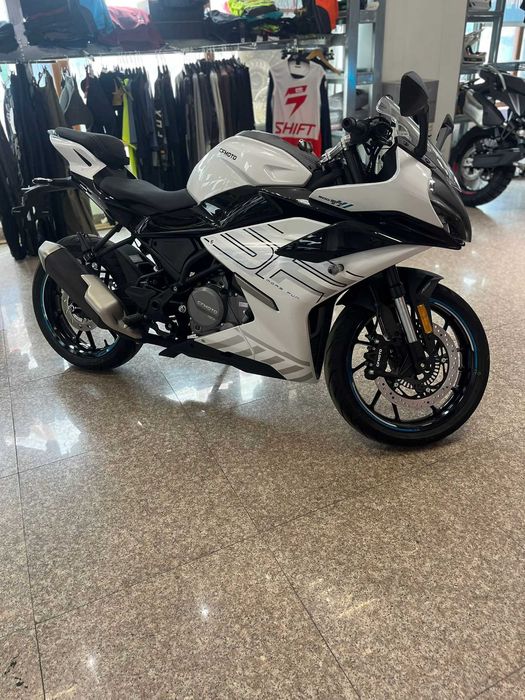 Motocicleta sport incepatori, CFMOTO 300SR ABS