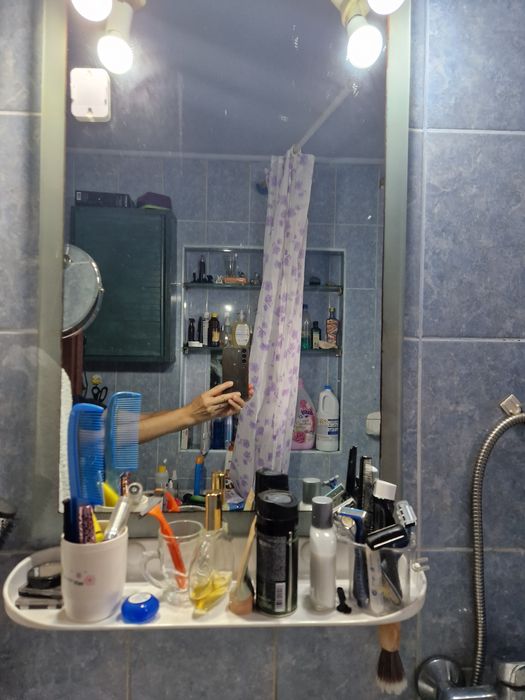 Baie : cada, chiuveta, WC, radiator etc