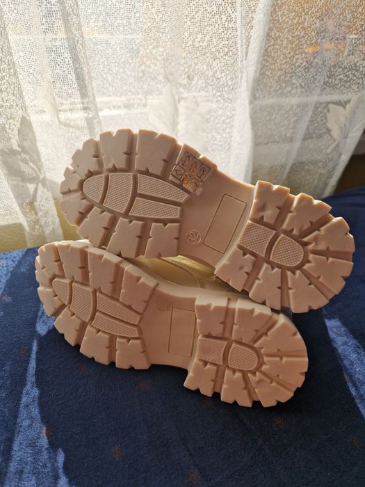 Красиви детски боти в бежов лак за момиче пролет/есен