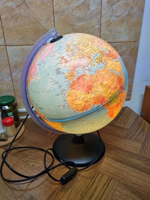 Glob pamantesc luminat