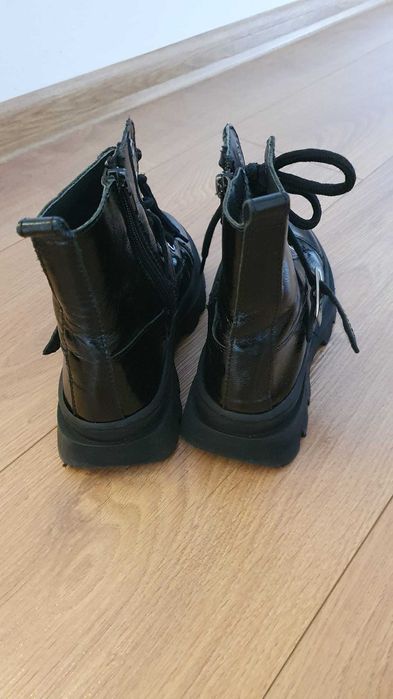 Vand bocanci negri luciosi de piele pentru fete