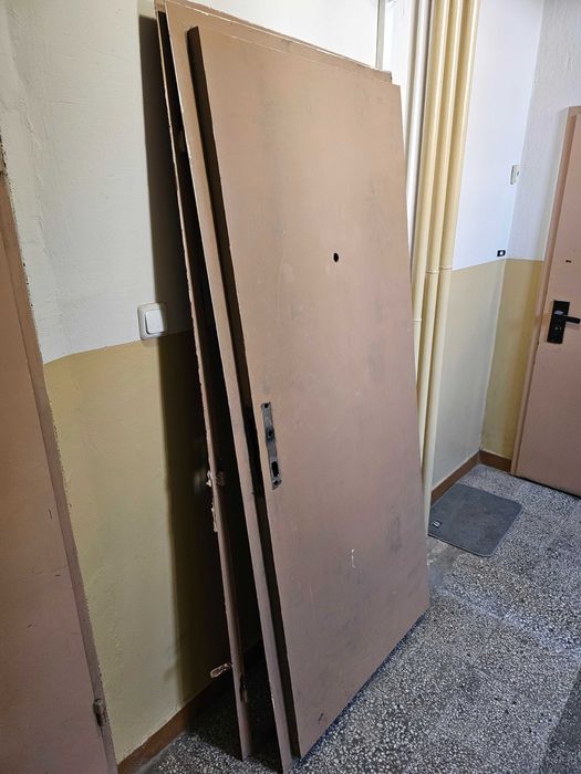 Продавам метална входна врата за апартамент