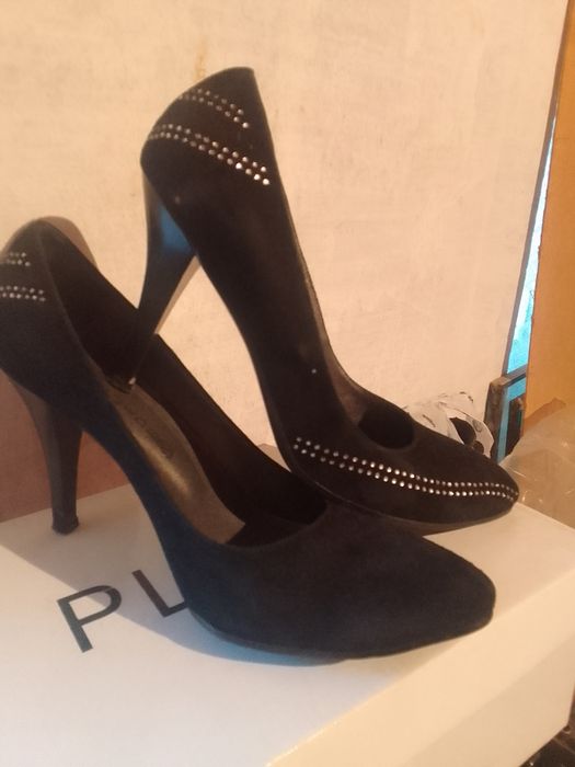 2 жұп аяқ киім сатылады