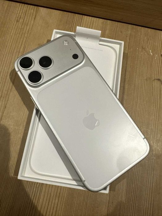 iPhone 17 pro max /Silver