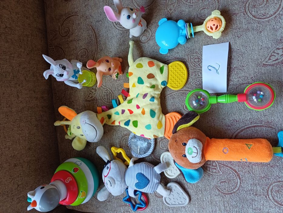 Сетове бебешки играчки.