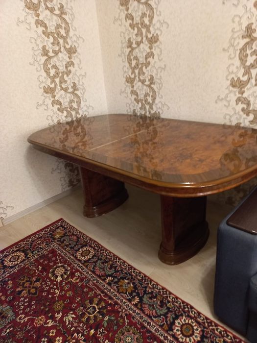 Продаю гостинный стол.