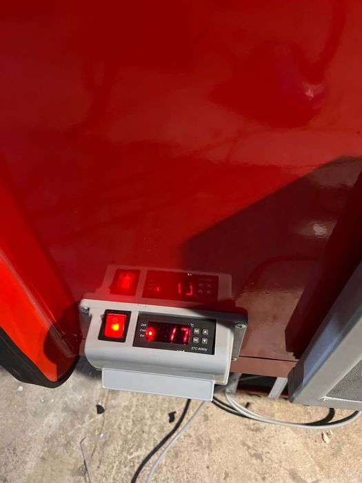 Vitrina frigorifica cu geam curbat pentru mezeluri