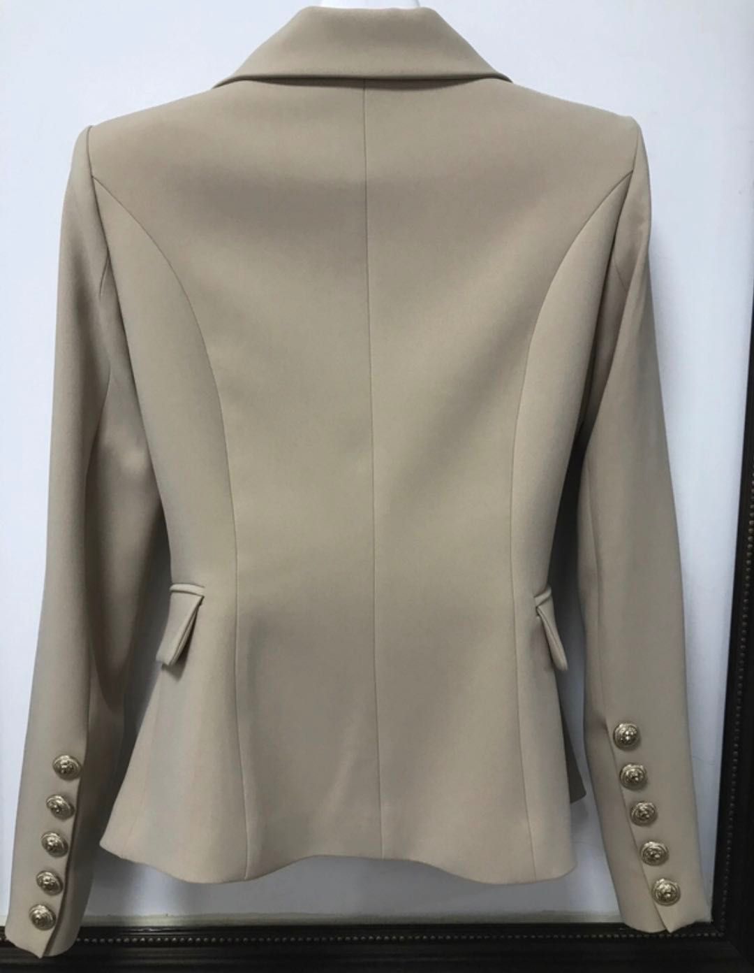 Стильный бежевый пиджак с золотыми пуговицами (в стиле Balmain)