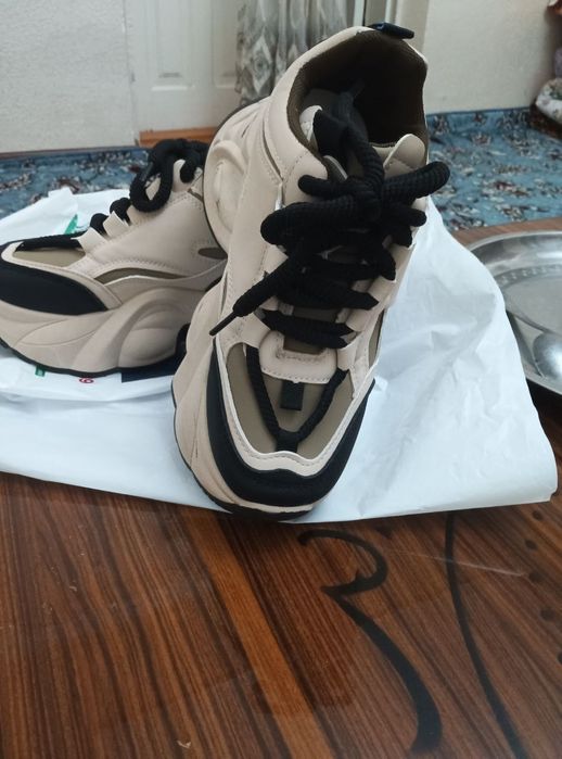 Женские кроссовки 35 размер новый