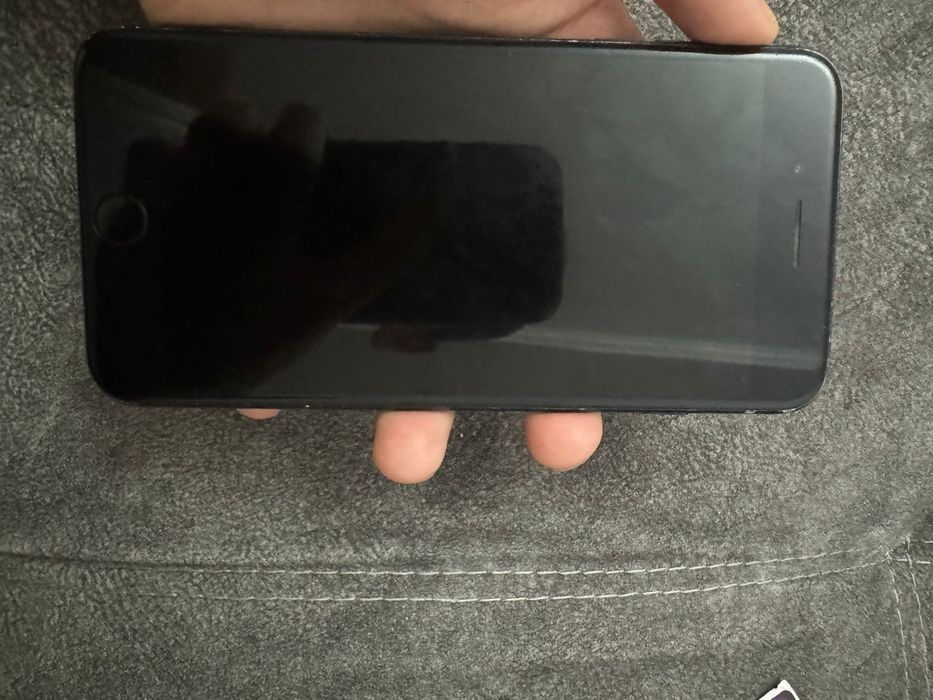 Продам айфон 7+ зарядка не бёред