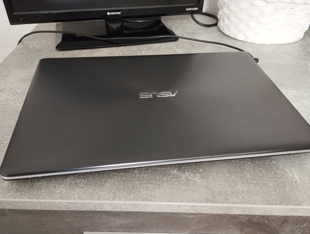 Asus X550Z in stare foarte buna .
