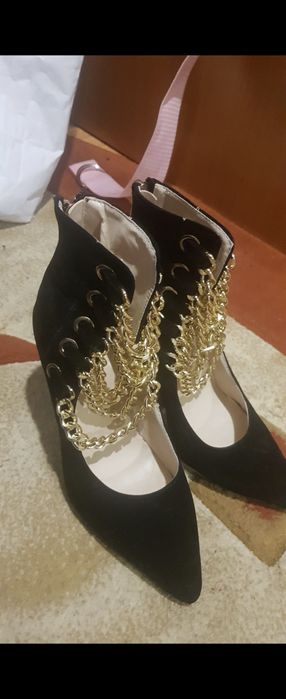 Pantofi eleganti cu toc si lanțuri aurii