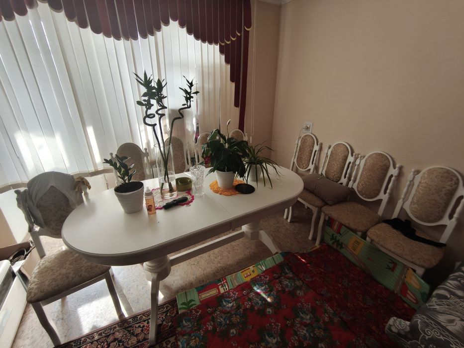 Стол и стулья в белом цвете