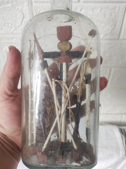 Sticlă antică sculptată manual, cu crucifix, inceputul anilor 1900