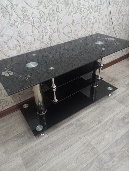 Стекляный столик под ТВ