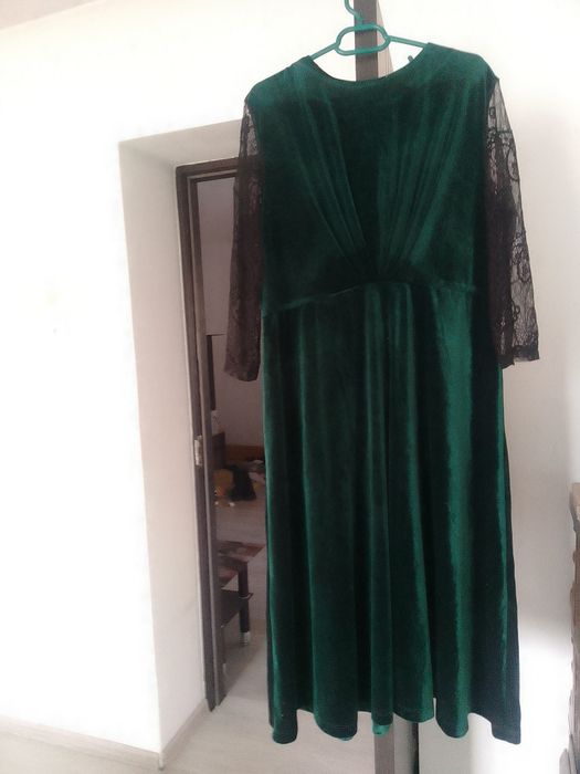 Vând rochie verde pentru femei,culoarea verde din catifea .