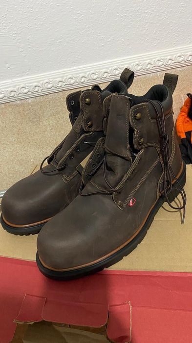 Тшо ботинка сатылады