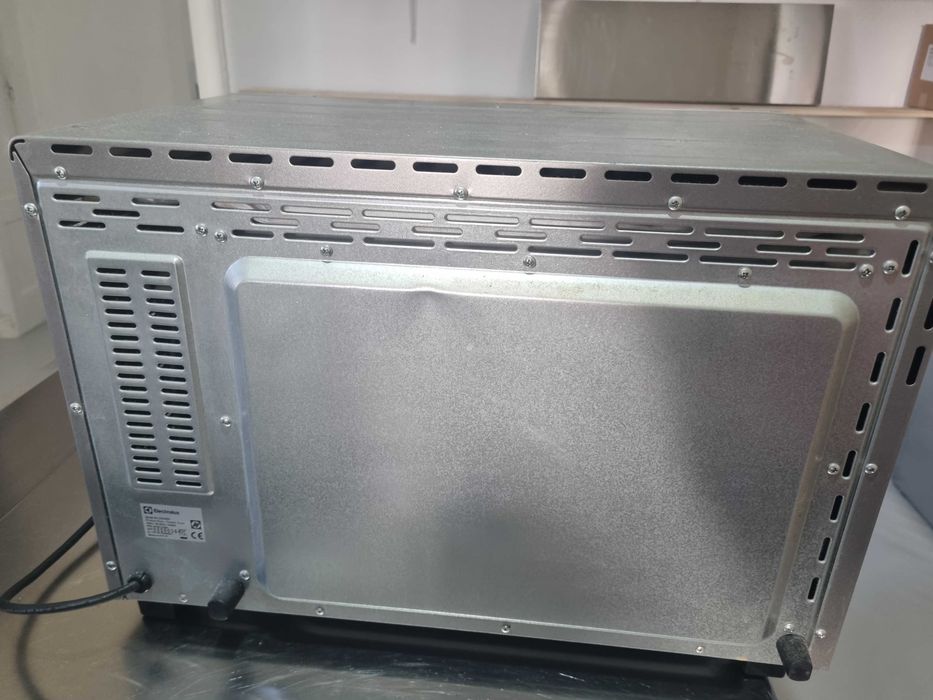 Cuptor Electrolux  dimensiune mica ideal studenti.