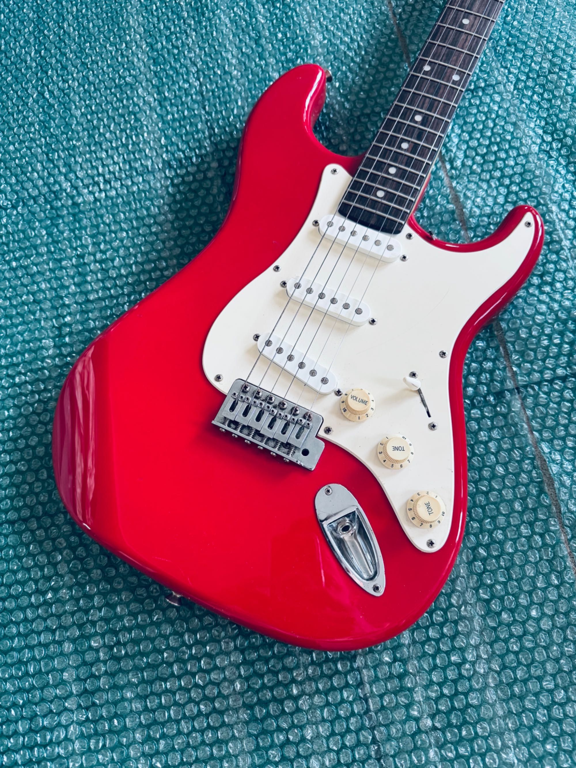 Chitara electrica Scuier Strat by Fender Vintage-Style Hardtail Bridge