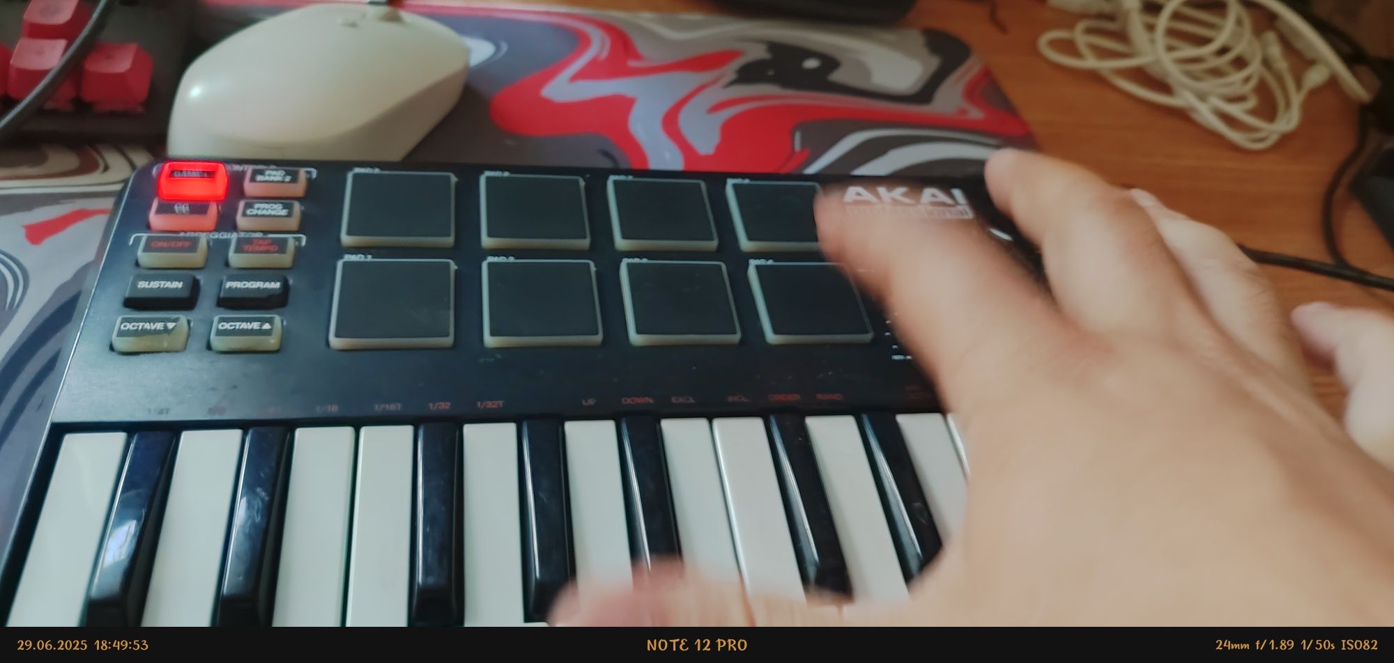 Akai professional mini  midi клавиатура