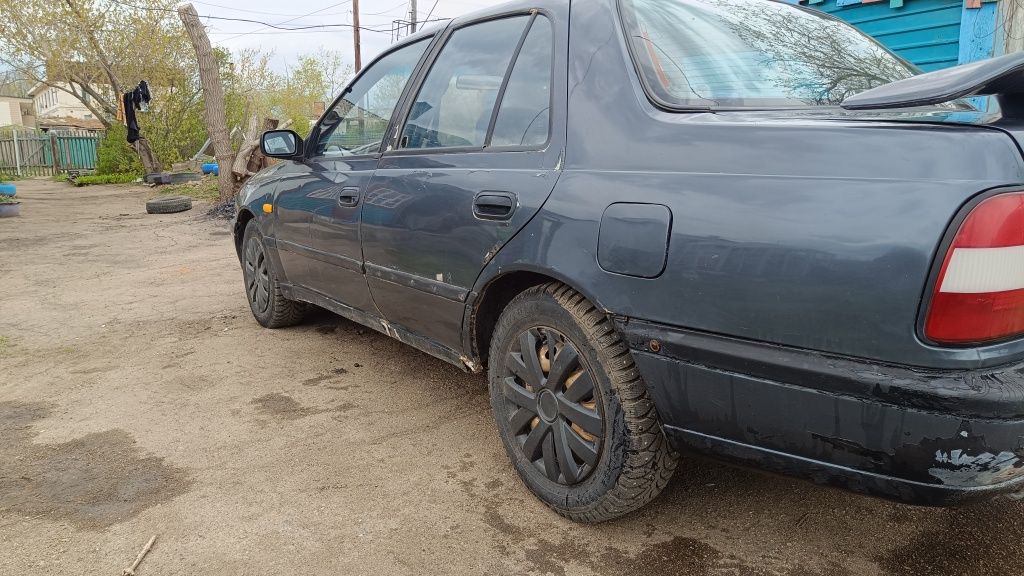 Nissan Sunny sedan 1991