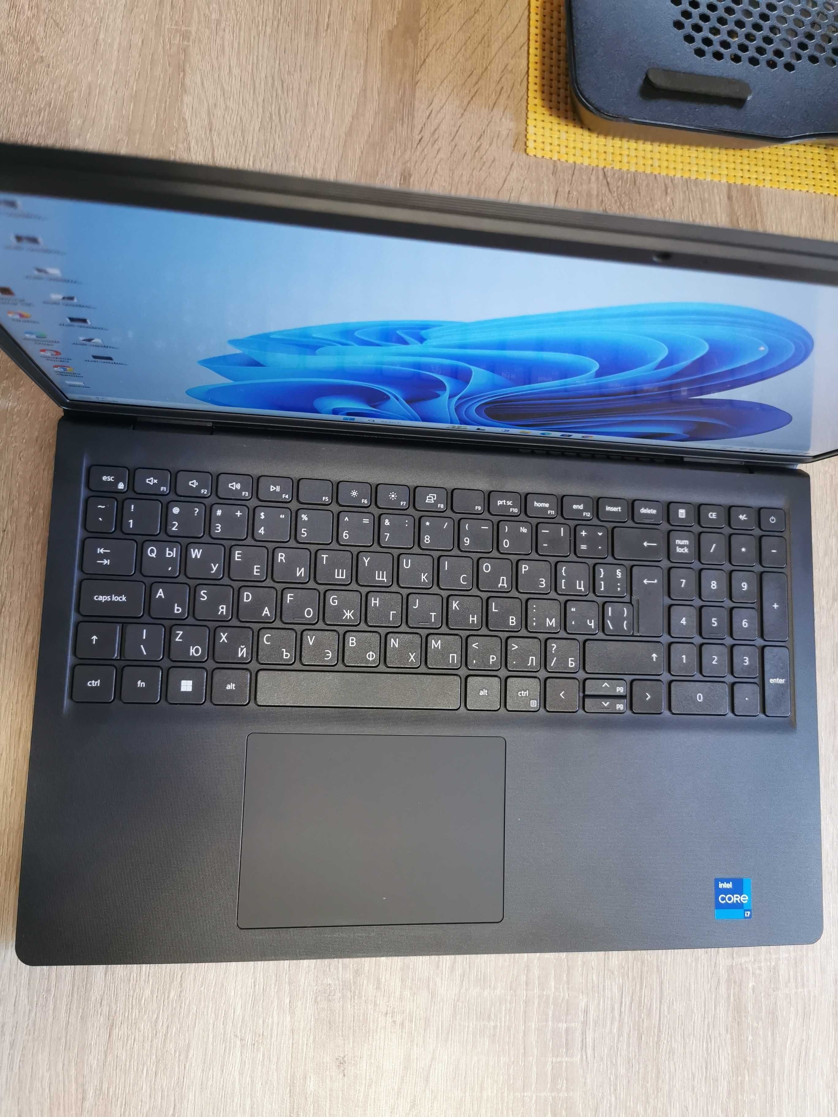 *ЧИСТО НОВ*Лаптоп Dell Vostro 3530, 15.6", FullHD, Intel Core i7-1355U