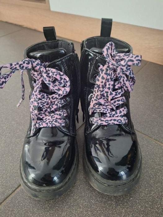 Ghete din piele lăcuita