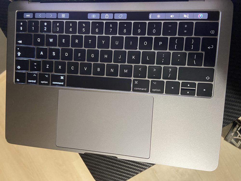 Apple MacBook Pro 13, i7 3.3 GHz, 16 GB, 256 GB si Touchbar