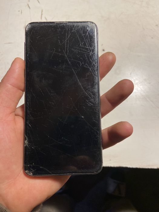 Vând 4 telefoane una din ele mai funcționează sau pentru piese