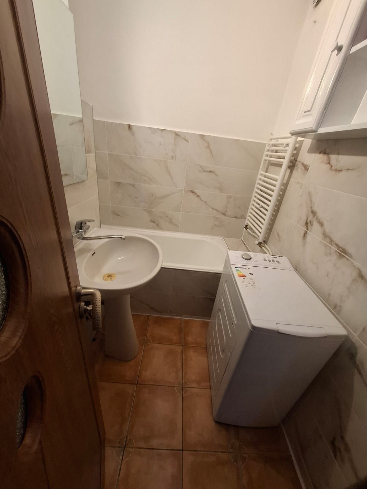 Închiriez apartament  cu 2 camere zona centrala