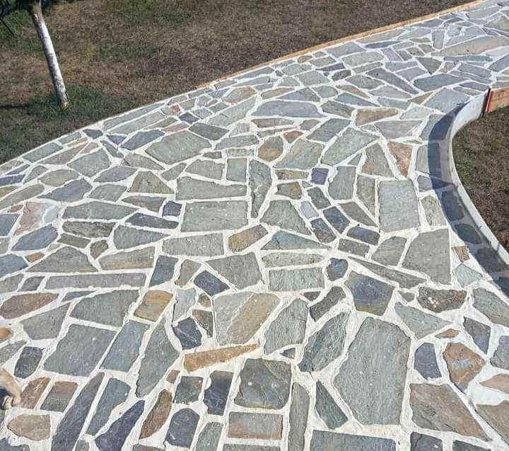 Piatra naturala diferite nuante si dimensiuni