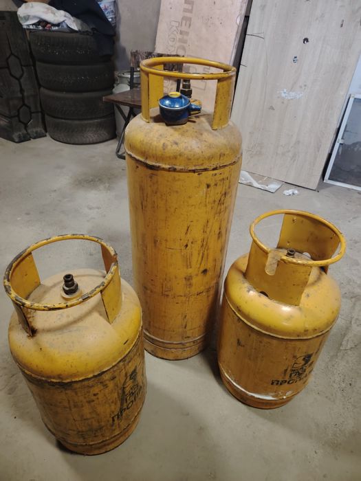 Продам 3 жёлтых газовых баллона 1 большой и 2 маленьких, редуктор
