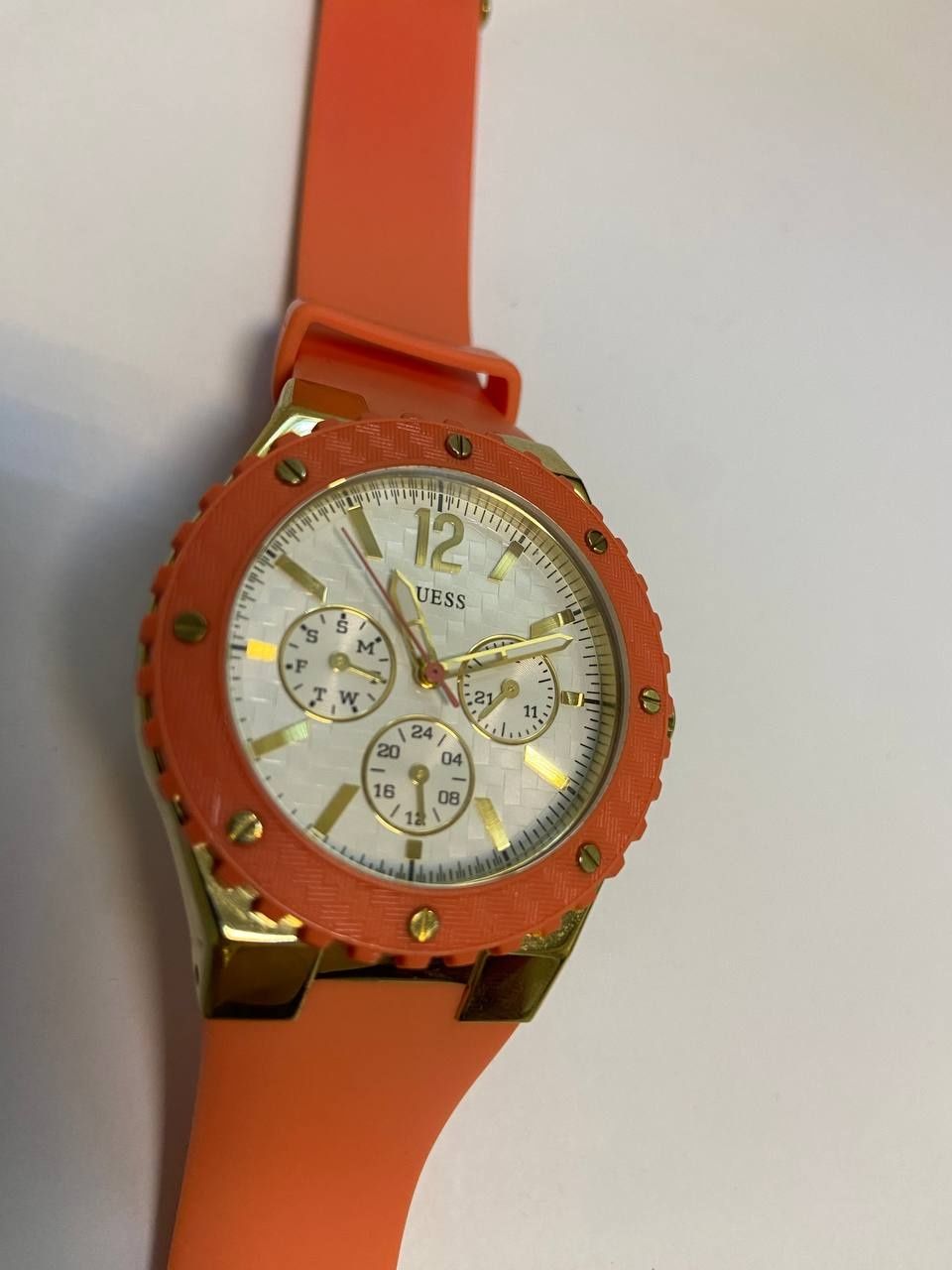 Ceas guess      (m2)