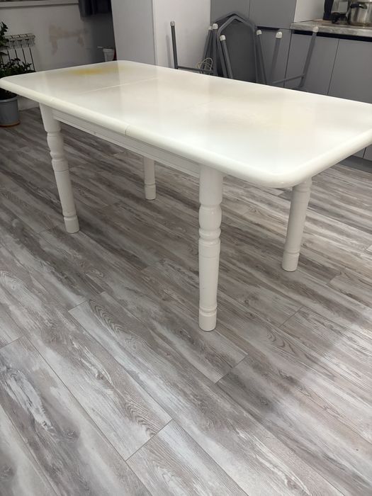 Продам стол кухонный белый