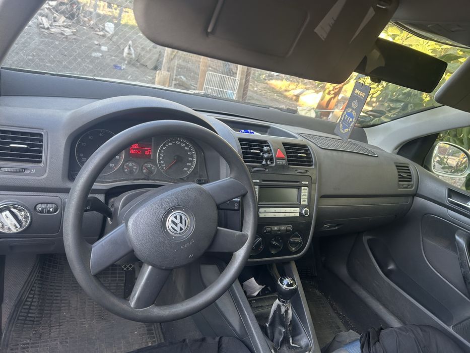 Golf 5 masina numai porneste  ,  e mai mult pentru dezmembrari.