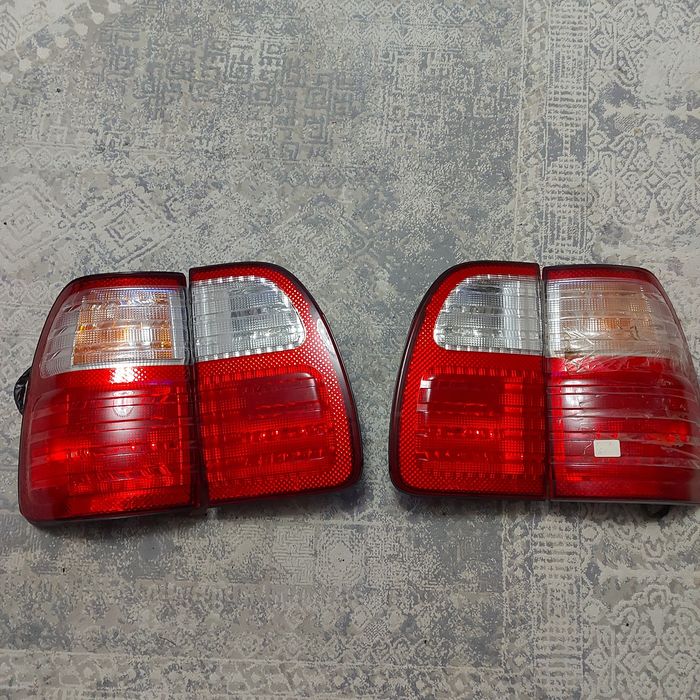 Задние фонари Лексус 470 оригинал один правый фонарь повреждён