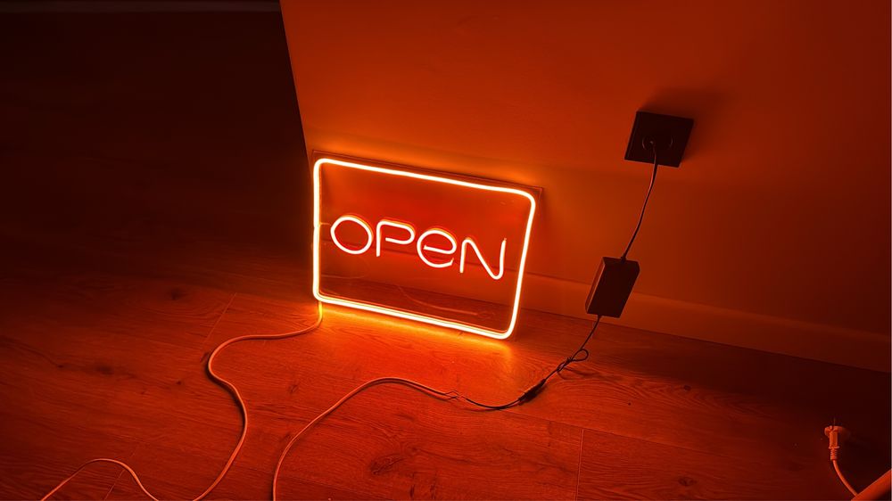 Вывеска неоновая «open” (открыто)