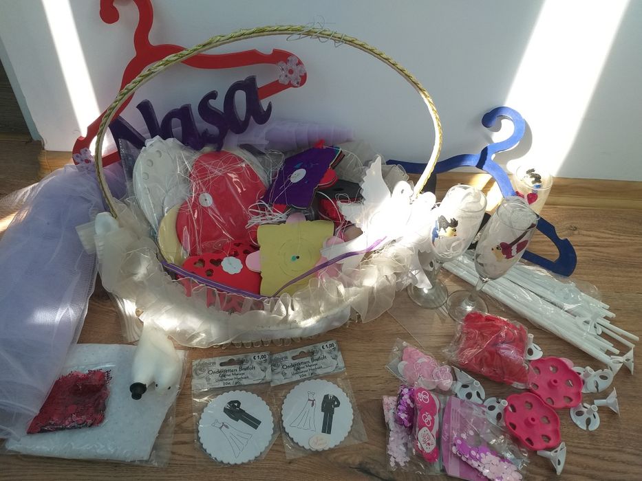 Accesorii pentru nunta: cos,pahare,umerase nasi