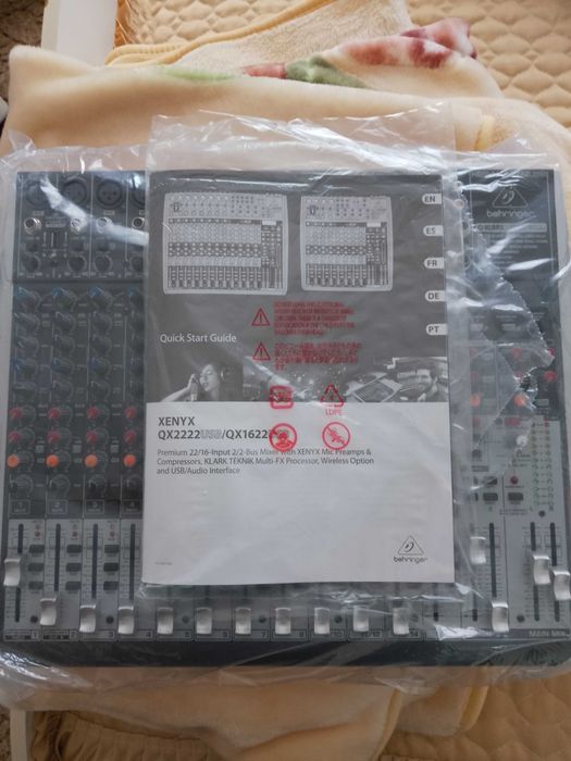 Behringer XENYX QX2222 USB 22 канален миксер.